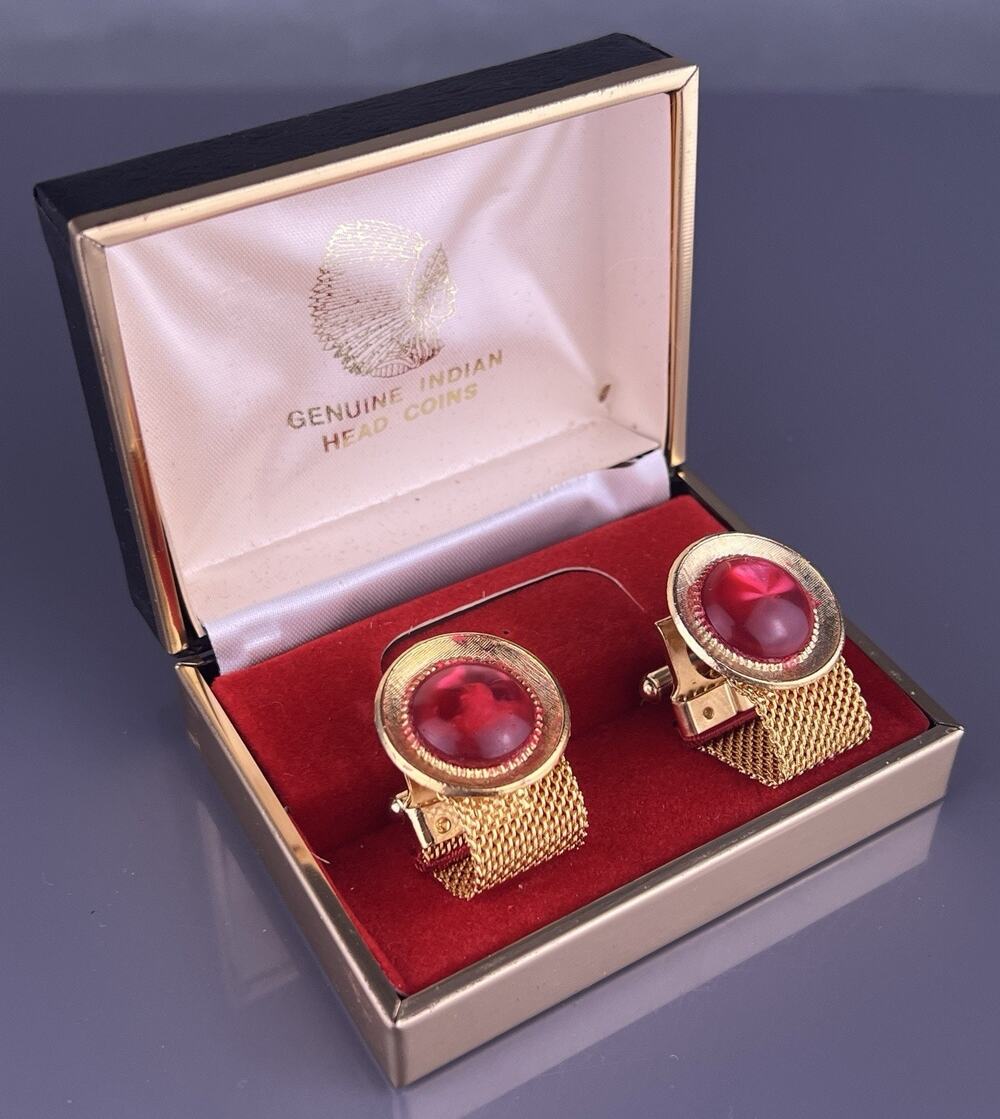 Red Star Cabochon Wrap Around Cufflinks Gold Tone Florentine Round NOS Vintage
